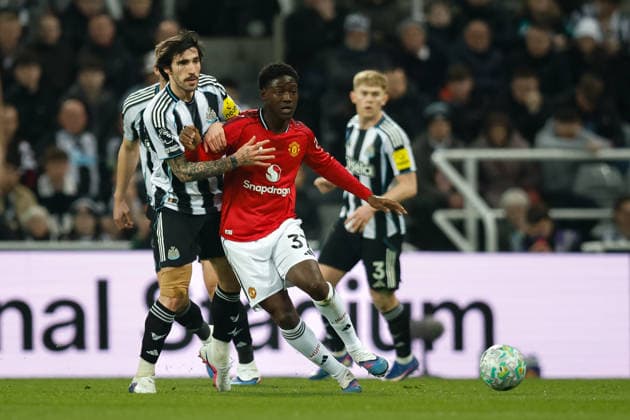 Newcastle United v Manchester United, ManU Premier League Kobbie Mainoo of Manchester United battles with Sandro Tonali of Newcastle United during the Premier League match between Newcastle United and Manchester United at St. James s Park, Newcastle, UK on 4 March 2026. Newcastle St. James s Park Tyne and Wear UK Editorial use only DataCo restrictions apply See www.football-dataco.com , Copyright: xCraigxCowanx PSI-23835-0153