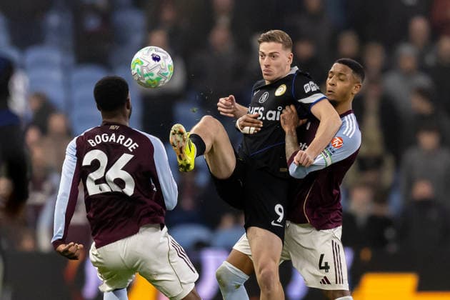 Aston Villa v Chelsea, Premier League Chelsea forward Liam Delap (9) battles for possession with Aston Villa defender Ezri Konsa (4) during the Premier League match between Aston Villa and Chelsea at Villa Park, Birmingham, UK on 4 March 2026. Birmingham Villa Park West Midlands UK Editorial use only DataCo restrictions apply See www.football-dataco.com , Copyright: xManjitxNarotrax PSI-23838-0133