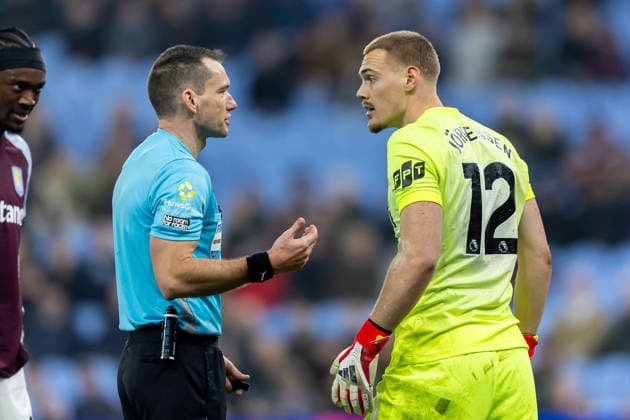 Aston Villa v Chelsea, Premier League Chelsea goalkeeper Filip Jorgensen (12) talks to referee during the Premier League match between Aston Villa and Chelsea at Villa Park, Birmingham, UK on 4 March 2026. Birmingham Villa Park West Midlands UK Editorial use only DataCo restrictions apply See www.football-dataco.com , Copyright: xManjitxNarotrax PSI-23838-0134