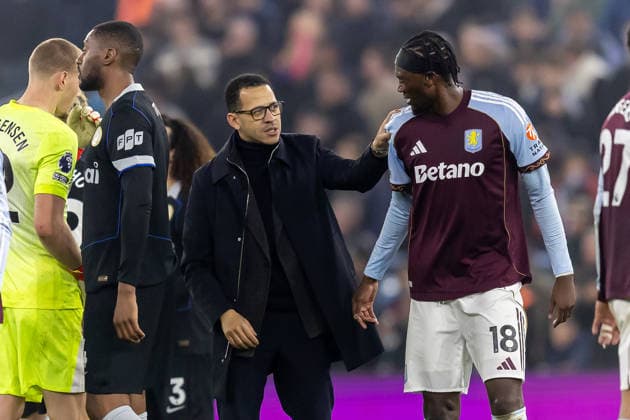 Aston Villa v Chelsea, Premier League Chelsea Head Coach Liam Rosenior puts hand on shoulder of ex-Chelsea player Aston Villa forward Tammy Abraham (18) during the Premier League match between Aston Villa and Chelsea at Villa Park, Birmingham, UK on 4 March 2026. Birmingham Villa Park West Midlands UK Editorial use only DataCo restrictions apply See www.football-dataco.com , Copyright: xManjitxNarotrax PSI-23838-0138
