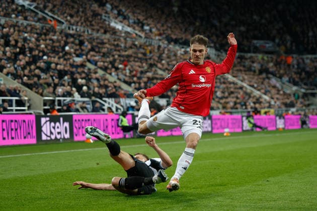 Newcastle United v Manchester United, ManU Premier League Dan Burn of Newcastle United battles with Manuel Ugarte of Manchester United during the Premier League match between Newcastle United and Manchester United at St. James s Park, Newcastle, UK on 4 March 2026. Newcastle St. James s Park Tyne and Wear UK Editorial use only DataCo restrictions apply See www.football-dataco.com , Copyright: xCraigxCowanx PSI-23835-0195