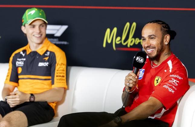 MELBOURNE - Oscar Piastri (McLaren) and Lewis Hamilton (Ferrari) during a press conference, PK, Pressekonferenz at Albert Park Circuit ahead of the Australian Grand Prix. SANDER KONING ANP xVIxANPxSportx xxANPxIVx 552473470 originalFilename: 552473470.jpg