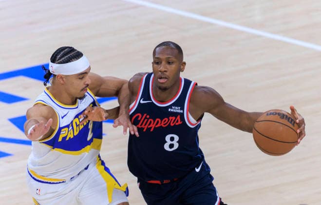March 4, 2026, Inglewood, California, USA: Kris Dunn 8 of the Los Angeles Clippers drives past Andrew Nembhard 2 of the Indiana Pacers during their regular season NBA, Basketball Herren, USA game on Wednesday March 4, 2026 at Intuit Dome in Inglewood, California. Clippers defeat Pacers, 130-107. ARIANA RUIZ PI Clippers Vs. Pacers  - ZUMAp124 20260304_zaa_p124_047 Copyright: xArianaxRuizx