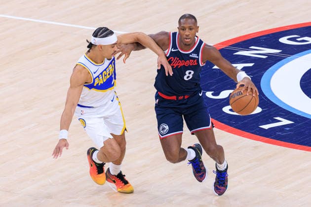 March 4, 2026, Inglewood, California, USA: Kris Dunn 8 of the Los Angeles Clippers is guarded by Andrew Nembhard 2 of the Indiana Pacers during a 2026 NBA, Basketball Herren, USA regular season game on Wednesday March 4, 2026 at Intuit Dome Arena in Inglewood, California. JAVIER ROJAS PI Inglewood USA - ZUMAp124 20260304_zaa_p124_048 Copyright: xJavierxRojasx