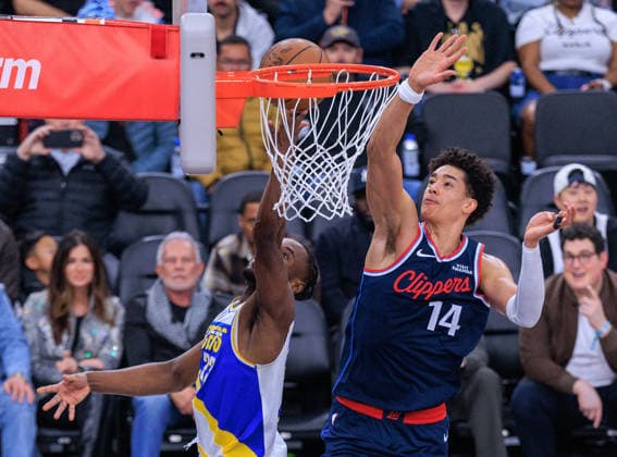 March 4, 2026, Inglewood, California, USA: Yanic Konan Niederhauser 14 of the Los Angeles Clippers tries to block a layup by Aaron Nesmith 23 of the Indiana Pacers during a 2026 NBA, Basketball Herren, USA regular season game on Wednesday March 4, 2026 at Intuit Dome Arena in Inglewood, California. JAVIER ROJAS PI Inglewood USA - ZUMAp124 20260304_zaa_p124_057 Copyright: xJavierxRojasx