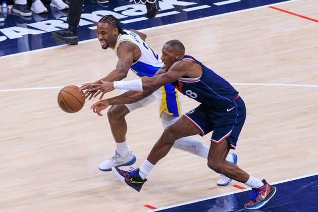 March 4, 2026, Inglewood, California, USA: Kris Dunn 8 of the Los Angeles Clippers and Aaron Nesmith 23 of the Indiana Pacers battle for a ball during a 2026 NBA, Basketball Herren, USA regular season game on Wednesday March 4, 2026 at Intuit Dome Arena in Inglewood, California. JAVIER ROJAS PI Clippers Vs. Pacers  - ZUMAp124 20260304_zaa_p124_059 Copyright: xJavierxRojasx