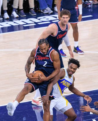 March 4, 2026, Inglewood, California, USA: Kawhi Leonard 2 of the Los Angeles Clippers wins a rebound during their 2026 NBA, Basketball Herren, USA regular season game against the Indiana Pacers on Wednesday March 4, 2026 at Intuit Dome Arena in Inglewood, California. JAVIER ROJAS PI Clippers Vs. Pacers  - ZUMAp124 20260304_zaa_p124_065 Copyright: xJavierxRojasx