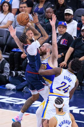 March 4, 2026, Inglewood, California, USA: Derrick Jones Jr. 5 of the Los Angeles Clippers puts a shot over Jay Huff 32 of the Indiana Pacers during their 2026 NBA, Basketball Herren, USA regular season game on Wednesday March 4, 2026 at Intuit Dome Arena in Inglewood, California. JAVIER ROJAS PI Clippers Vs. Pacers  - ZUMAp124 20260304_zaa_p124_066 Copyright: xJavierxRojasx