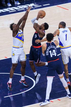 March 4, 2026, Inglewood, California, USA: Bennedict Mathurin 9 of the Los Angeles Clippers makes a jump shot as Kobe Brown 24 of the Indiana Pacers defends the basket during their regular season NBA, Basketball Herren, USA game on Wednesday March 4, 2026 at Intuit Dome in Inglewood, California. Clippers defeat Pacers, 130-107. ARIANA RUIZ PI Clippers Vs. Pacers  - ZUMAp124 20260304_zaa_p124_069 Copyright: xArianaxRuizx