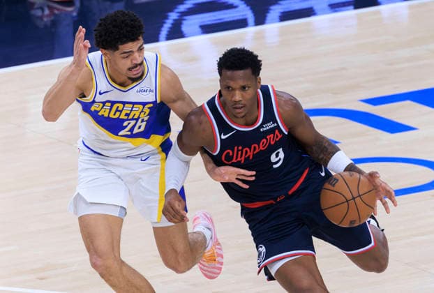 March 4, 2026, Inglewood, California, USA: Bennedict Mathurin 9 of the Los Angeles Clippers drives past Ben Sheppard 26 of the Indiana Pacers during their regular season NBA, Basketball Herren, USA game on Wednesday March 4, 2026 at Intuit Dome in Inglewood, California. Clippers defeat Pacers, 130-107. ARIANA RUIZ PI Clippers Vs. Pacers  - ZUMAp124 20260304_zaa_p124_071 Copyright: xArianaxRuizx