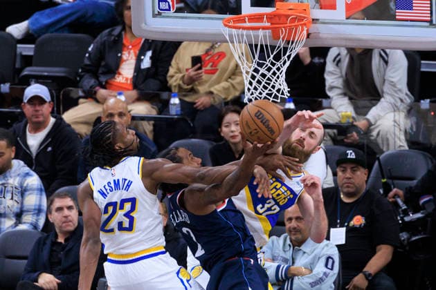 March 4, 2026, Inglewood, California, USA: Aaron Nesmith 23 of the Indiana Pacers commits a shooting foul against Kawhi Leonard 2 of the Los Angeles Clippers during their regular season NBA, Basketball Herren, USA game on Wednesday March 4, 2026 at Intuit Dome in Inglewood, California. Clippers defeat Pacers, 130-107. ARIANA RUIZ PI Clippers Vs. Pacers  - ZUMAp124 20260304_zaa_p124_078 Copyright: xArianaxRuizx