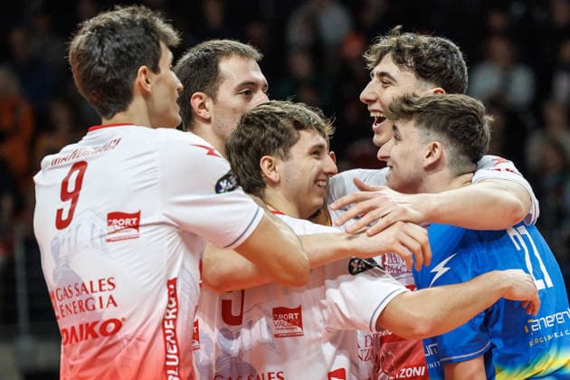 04 03 26, Berlin, Volleyball, CEV Cup quarterfinals, BR Volleys vs Volley Piacenza The Piacenza team is happy about the victory CEV Cup quarterfinals, BR Volleys vs Volley Piacenza