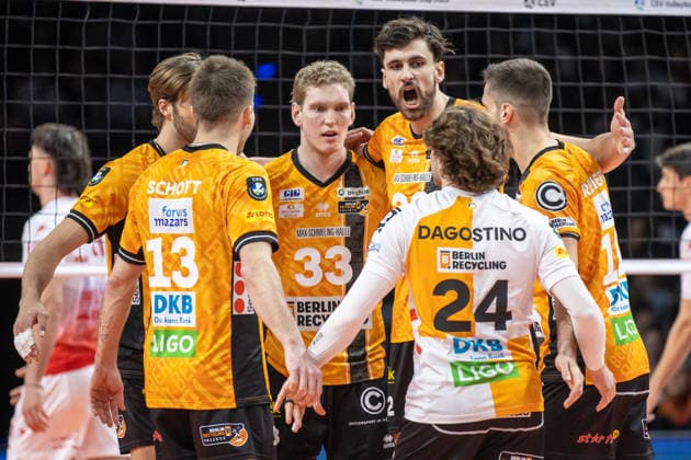 04 03 26, Berlin, Volleyball, CEV Cup quarterfinals, BR Volleys vs Volley Piacenza The team is happy about the point win CEV Cup quarterfinals, BR Volleys vs Volley Piacenza