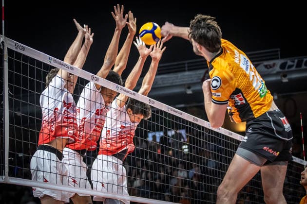 04 03 26, Berlin, Volleyball, CEV Cup quarterfinals, BR Volleys vs Volley Piacenza Jake Hanes BR Volleys plays the ball against the block of Piacenza CEV Cup quarterfinals, BR Volleys vs Volley Piacenza