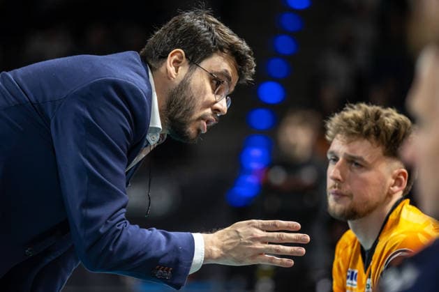 04.03.26, Berlin, Volleyball, CEV Cup Viertelfinale, BR Volleys vs. Volley Piacenza. Trainer Alexandre Leal (BR Volleys) bespricht sich mit seinem Team. CEV Cup Viertelfinale, BR Volleys vs. Volley Piacenza. *** 04 03 26, Berlin, Volleyball, CEV Cup quarter-finals, BR Volleys vs Volley Piacenza Coach Alexandre Leal BR Volleys discusses with his team CEV Cup quarter-finals, BR Volleys vs Volley Piacenza