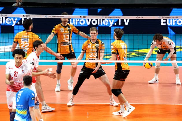 DEU, CEV Cup, BR Volleys vs Picenza Volleys, 04 03 2026, Max Schmeling Halle, Berlin, DEU, CEV Cup, BR Volleys vs Picenza Volleys, in the picture BR Volleys players circle, Jake Hanes BR Volleys 22 , Ruben Schott BR Volleys 13 , Fedor Ivanov BR Volleys 33 , Matthew Knigge BR Volleys 2 , Kyle Dagostino BR Volleys 24 , Iyegbekedo Daniel Piacenza 21 , Mandiraci Efe Piacenza 9 , Loreti Luca Piacenza 27 nordphotoxGmbHx xEngler nph00076