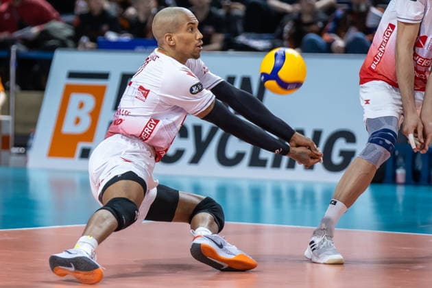 04 03 26, Berlin, Volleyball, CEV Cup quarter-finals, BR Volleys vs Volley Piacenza Jose Miguel Gutierrez Suarez takes the ball CEV Cup quarter-finals, BR Volleys vs Volley Piacenza