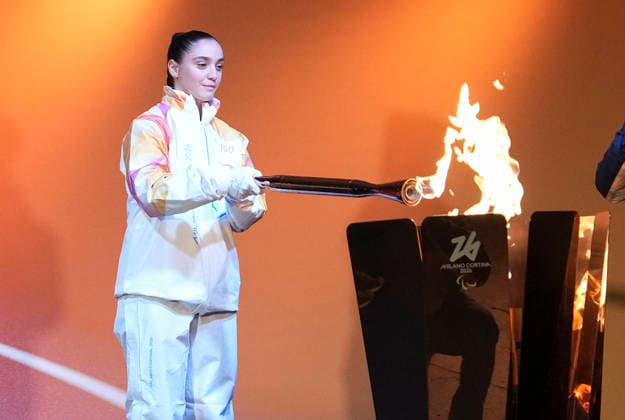 (260305) -- VENICE, March 5, 2026 -- Torchbearer Matilde Villa lights the cauldron during the Milan-Cortina 2026 Paralympic Winter games, Winterspiele,Spiele, Summer games Torch Relay in Venice, Italy, March 4, 2026. ) (SP)ITALY-VENICE-PARALYMPIC WINTER GAMES-TORCH RELAY HouxJun 