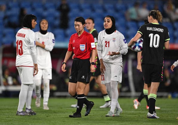 SOCCER ASIAN CUP IRAN AUSTRALIA, Golnoosh Khosravi of Islamic Republic of Iran (R) remonstrates with the referee during the AFC Women™s Asian Cup Group A match between Iran and Australia at Cbus Super Stadium on the Gold Coast, Thursday, March 5, 2026. ( NO ARCHIVING, EDITORIAL USE ONLY GOLD COAST QUEENSLAND AUSTRALIA  Copyright: xDAVExHUNTx 20260305184459376522