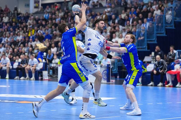 05 03 2026, xydrx, Handball, 1 HBL, VfL Gummersbach TBV Lemgo Lippe, Schwalbe Arena Tim Suton TBV Lemgo Lippe 23 in duel against Julian Koester VfL Gummersbach 7 and Tom Kiesler VfL Gummersbach 30 Photo xYannisxDreimannxPressefotoKochx Nordrhein Westfahlen Germany