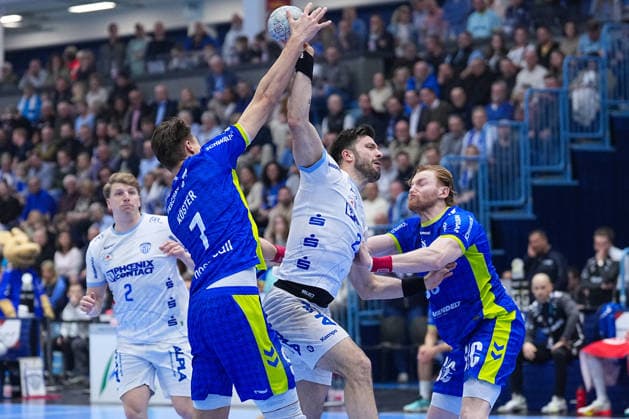 05 03 2026, xydrx, Handball, 1 HBL, VfL Gummersbach TBV Lemgo Lippe, Schwalbe Arena Tim Suton TBV Lemgo Lippe 23 in duel against Julian Koester VfL Gummersbach 7 and Tom Kiesler VfL Gummersbach 30 Photo xYannisxDreimannxPressefotoKochx Nordrhein Westfahlen Germany