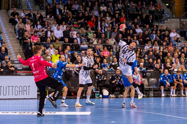 DAIKIN Handball Bundesliga TVB Stuttgart vs THW Kiel 05 03 2026 Stuttgart, GERMANY 05 March 2026 Domagoj Duvnjak THW Kiel, 4 taking a shot on goal against Mateusz Kornecki TVB Stuttgart, 1 during the match between TVB Stuttgart and THW Kiel on matchday 24 of the Daikin Handball Bundesliga at the Porsche Arena Copyright: xBEAUTIFULxSPORTS Steinx