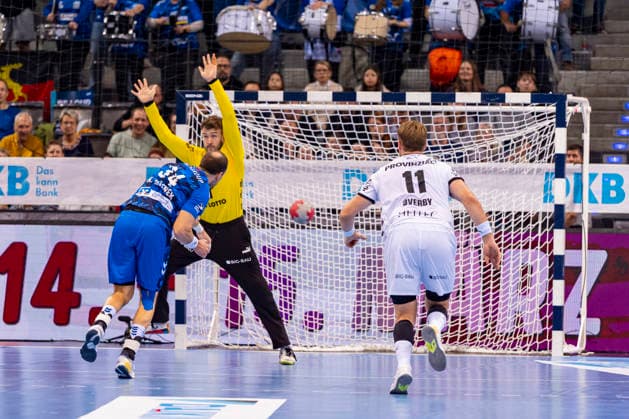 DAIKIN Handball Bundesliga TVB Stuttgart vs THW Kiel 05 03 2026 Stuttgart, GERMANY 05 March 2026 Kai Häfner TVB Stuttgart, 34 at the end against Gonzalo PÃ rez de Vargas THW Kiel, 1 during the match between TVB Stuttgart and THW Kiel on matchday 24 of the Daikin Handball Bundesliga at the Porsche Arena Copyright: xBEAUTIFULxSPORTS Steinx