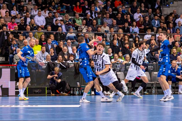 DAIKIN Handball Bundesliga TVB Stuttgart vs THW Kiel 05 03 2026 Stuttgart, GERMANY 05 March 2026 A duel in the circle between Marco Megon TVB Stuttgart, 30 and Rasmus Ankermann THW Kiel, 22 during the match between TVB Stuttgart and THW Kiel on matchday 24 of the Daikin Handball Bundesliga at the Porsche Arena Copyright: xBEAUTIFULxSPORTS Steinx