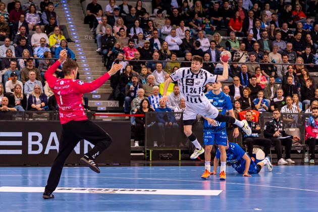 DAIKIN Handball Bundesliga TVB Stuttgart vs THW Kiel 05 03 2026 Stuttgart, GERMANY 05 March 2026 Lukas Zerbe THW Kiel, 24 at the end against Mateusz Kornecki TVB Stuttgart, 1 during the match between TVB Stuttgart and THW Kiel on matchday 24 of the Daikin Handball Bundesliga at the Porsche Arena Copyright: xBEAUTIFULxSPORTS Steinx
