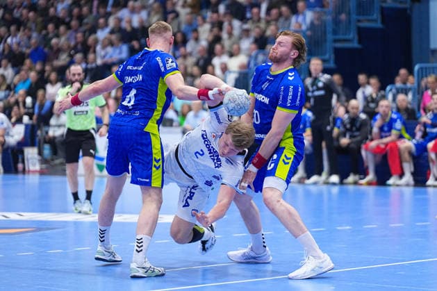 05 03 2026, xydrx, Handball, 1 HBL, VfL Gummersbach TBV Lemgo Lippe, Schwalbe Arena Lukas Hutecek TBV Lemgo Lippe 2 in a duel against Ellidi Vidarsson VfL Gummersbach 4 and Tom Kiesler VfL Gummersbach 30 Photo xYannisxDreimannxPressefotoKochx Nordrhein Westfahlen Germany