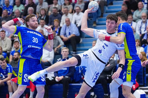 05 03 2026, xydrx, Handball, 1 HBL, VfL Gummersbach TBV Lemgo Lippe, Schwalbe Arena Joel Willecke TBV Lemgo Lippe 24 in a duel against Tom Kiesler VfL Gummersbach 30 and Julian Koester VfL Gummersbach 7 Photo xYannisxDreimannxPressefotoKochx Nordrhein Westfahlen Germany