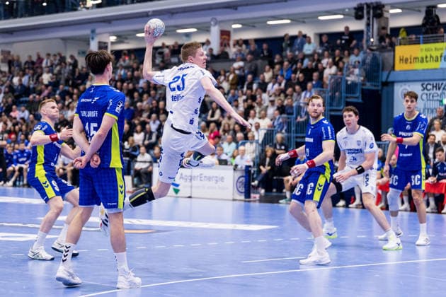 DAIKIN Handball Bundesliga VfL Gummersbach TBV Lemgo Lippe 05 03 2026 Miro Schluroff VfL Gummersbach, 15 , Niels Gerardus Versteijnen TBV Lemgo Lippe, 25 in the throw, Tom Kiesler VfL Gummersbach, 30 DAIKIN Handball Bundesliga VfL Gummersbach TBV Lemgo Lippe Gummersbach, Schwalbe arena on 05 03 2026 Copyright: xBEAUTIFULxSPORTS Wunderlx