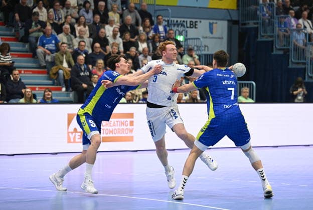 Nicolai Theilinger TBV Lemgo Lippe 3 against Miro Schluroff VfL Gummersbach 15 and Julian Koester VfL Gummersbach 7 VfL Gummersbach vs TBV Lemgo Lippe, Handball, Daikin 1 Bundesliga, 24 Matchday, Season 2025 2026, Schwalbe Arena Gummersbach, 05 03 2026 VfL Gummersbach vs TBV Lemgo Lippe, Handball, Daikin 1 Bundesliga, 24 Matchday, Season 2025 2026, Schwalbe Arena Gummersbach, 05 03 2026 Gummersbach Copyright: xEibner-Pressefoto JuergenxAugstx EP_JAT