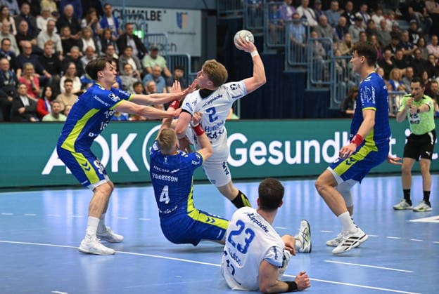 Lukas Hutecek TBV Lemgo Lippe 2 vs Ellidi Vidarsson VfL Gummersbach 4 and Miro Schluroff VfL Gummersbach 15 VfL Gummersbach vs TBV Lemgo Lippe, Handball, Daikin 1 Bundesliga, 24 Matchday, Season 2025 2026, Schwalbe Arena Gummersbach, 05 03 2026 VfL Gummersbach vs TBV Lemgo Lippe, Handball, Daikin 1 Bundesliga, 24 Matchday, Season 2025 2026, Schwalbe Arena Gummersbach, 05 03 2026 Gummersbach Copyright: xEibner-Pressefoto JuergenxAugstx EP_JAT