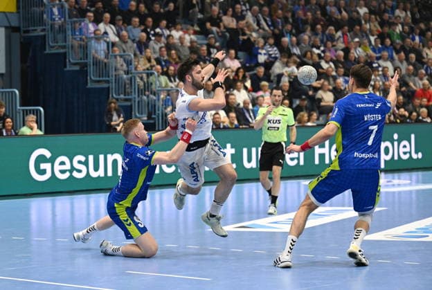 Tim Suton TBV Lemgo Lippe 23 against Ellidi Vidarsson VfL Gummersbach 4 and Julian Koester VfL Gummersbach 7 VfL Gummersbach vs TBV Lemgo Lippe, Handball, Daikin 1 Bundesliga, 24 Matchday, Season 2025 2026, Schwalbe Arena Gummersbach, 05 03 2026 VfL Gummersbach vs TBV Lemgo Lippe, Handball, Daikin 1 Bundesliga, 24 Matchday, Season 2025 2026, Schwalbe Arena Gummersbach, 05 03 2026 Gummersbach Copyright: xEibner-Pressefoto JuergenxAugstx EP_JAT