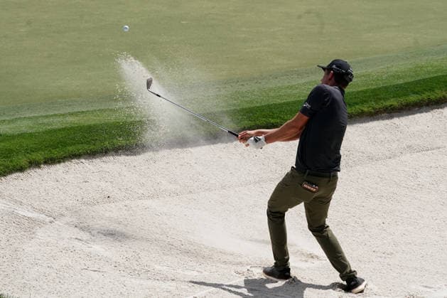 March 5, 2026, Orlando, Florida, USA: Andrew Putnam hits out of greenside bunker on the 18th hole during the first round of the Arnold Palmer Invitational Pro-Am presented by Mastercard at Bay Hill Club & Lodge. PGA, Golf Herren 2026: Arnold Palmer Invitational - Round 1  - ZUMAw109 20260305_fap_w109_007 Copyright: xDebbyxWongx