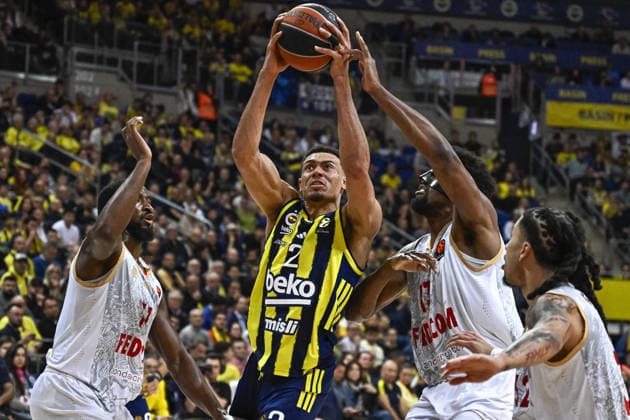 Fenerbahce Beko v AS Monaco Basket - EuroLeague ISTANBUL, TURKIYE - MARCH 5: Wade Baldwin (2) of Fenerbahce Beko in action against Kevarrius Hayes (2nd R) of AS Monaco Basket during the EuroLeague week 30 match between Fenerbahce Beko and AS Monaco Basket in Istanbul, Turkiye, on March 5, 2026. Muhammed Enes Yildirim Anadolu Istanbul Turkey. Editorial use only. Please get in touch for any other usage.  Copyright: x2026xAnadoluxMuhammedxEnesxYildirimx