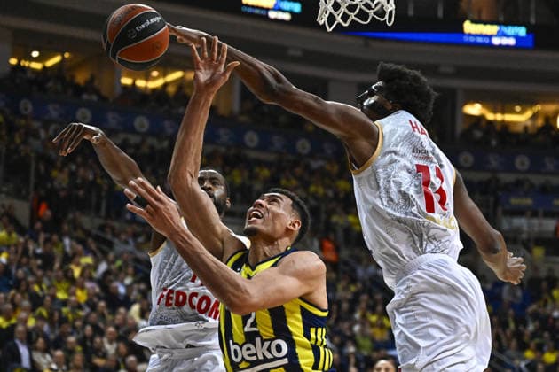 Fenerbahce Beko v AS Monaco Basket - EuroLeague ISTANBUL, TURKIYE - MARCH 5: Wade Baldwin (2) of Fenerbahce Beko in action against Kevarrius Hayes (R) of AS Monaco Basket during the EuroLeague week 30 match between Fenerbahce Beko and AS Monaco Basket in Istanbul, Turkiye, on March 5, 2026. Muhammed Enes Yildirim Anadolu Istanbul Turkey. Editorial use only. Please get in touch for any other usage.  Copyright: x2026xAnadoluxMuhammedxEnesxYildirimx