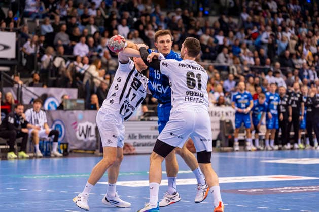 DAIKIN Handball Bundesliga TVB Stuttgart vs THW Kiel 05 03 2026 Stuttgart, GERMANY 05 March 2026 Simone Mengon TVB Stuttgart, 15 in a duel against Magnus Landin THW Kiel, 7 and Hendrik Pekeler THW Kiel, 61 during the match between TVB Stuttgart and THW Kiel on matchday 24 of the Daikin Handball Bundesliga at the Porsche Arena Copyright: xBEAUTIFULxSPORTS Steinx