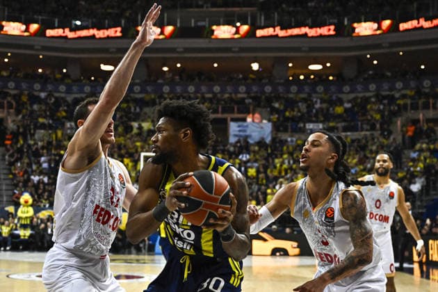 Fenerbahce Beko v AS Monaco Basket - EuroLeague ISTANBUL, TURKIYE - MARCH 5: Chris Silva (30) of Fenerbahce Beko in action against Daniel Theis (L) of AS Monaco Basket during the EuroLeague week 30 match between Fenerbahce Beko and AS Monaco Basket in Istanbul, Turkiye, on March 5, 2026. Muhammed Enes Yildirim Anadolu Istanbul Turkey. Editorial use only. Please get in touch for any other usage.  Copyright: x2026xAnadoluxMuhammedxEnesxYildirimx