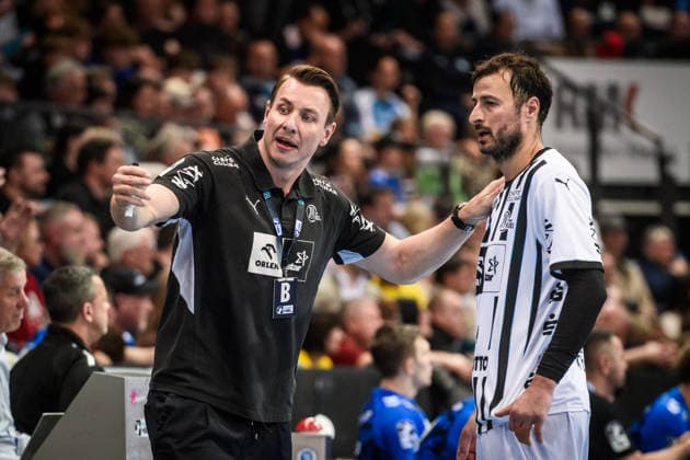 Filip Jicha (THW Kiel, Trainer) mit Domagoj Duvnjak (THW Kiel, 04) GER, TVB Stuttgart - THW Kiel, DAIKIN HBL, Handball, Bundesliga, 24. Spieltag, Spielzeit 2025 2026, 05.03.2026 GER, TVB Stuttgart - THW Kiel, DAIKIN HBL, Handball, Bundesliga, 24. Spieltag, Spielzeit 2025 2026, 05.03.2026 Stuttgart *** Filip Jicha THW Kiel, coach with Domagoj Duvnjak THW Kiel, 04 GER, TVB Stuttgart THW Kiel, DAIKIN HBL, handball, Bundesliga, 24 match day, 2025 2026 season, 05 03 2026 GER, TVB Stuttgart THW Kiel, DAIKIN HBL, handball, Bundesliga, 24 match day, 2025 2026 season, 05 03 2026 Stuttgart Copyright: xSandyxDinkelackerx EP_SDR