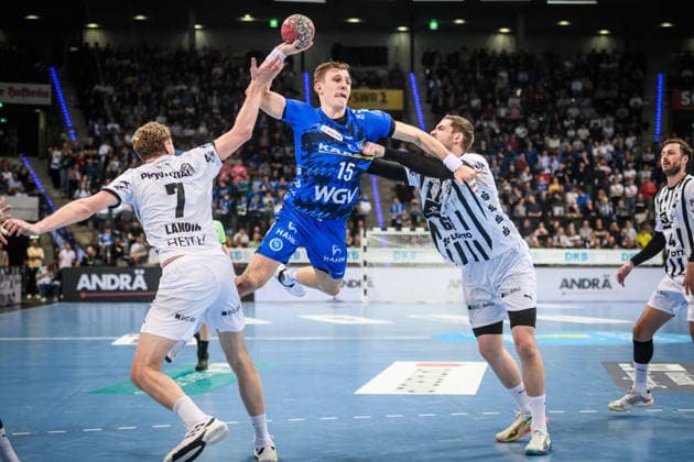 Simone Mengon TVB Stuttgart, 15 between Magnus Landin Jacobsen THW Kiel, 07 and Hendrik Pekeler THW Kiel, 61 GER, TVB Stuttgart THW Kiel, DAIKIN HBL, Handball, Bundesliga, 24 Matchday, Season 2025 2026, 05 03 2026 GER, TVB Stuttgart THW Kiel, DAIKIN HBL, Handball, Bundesliga, 24 Matchday, Season 2025 2026, 05 03 2026 Stuttgart Copyright: xSandyxDinkelackerx EP_SDR