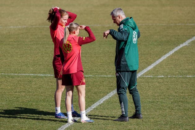05 03 2026, xgrfx, Football Training , German womens national team v l Sjoeke Nüsken, Elisa Senß, Christian Wück German womens national team DFL DFB REGULATIONS PROHIBIT ANY USE OF PHOTOGRAPHS as IMAGE SEQUENCES and or QUASI VIDEO Dresden