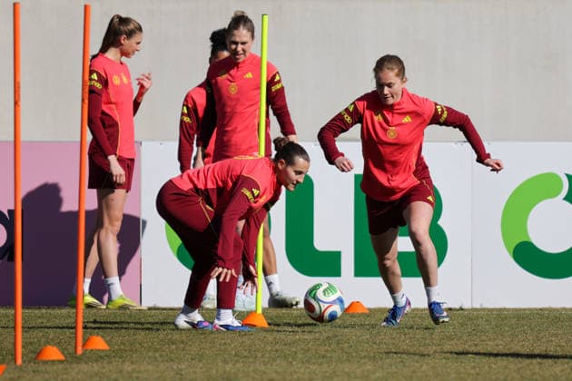 05 03 2026, xgrfx, Football Training , German womens national team v l Carlotta Wamser, Sjoeke Nüsken German womens national team DFL DFB REGULATIONS PROHIBIT ANY USE OF PHOTOGRAPHS as IMAGE SEQUENCES and or QUASI VIDEO Dresden