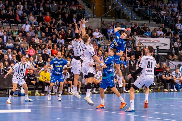 DAIKIN Handball Bundesliga TVB Stuttgart vs THW Kiel 05 03 2026 Stuttgart, GERMANY 05 March 2026 Simone Mengon TVB Stuttgart, 15 finishing at the circle during the match between TVB Stuttgart and THW Kiel on matchday 24 of the Daikin Handball Bundesliga at the Porsche Arena Copyright: xBEAUTIFULxSPORTS Steinx