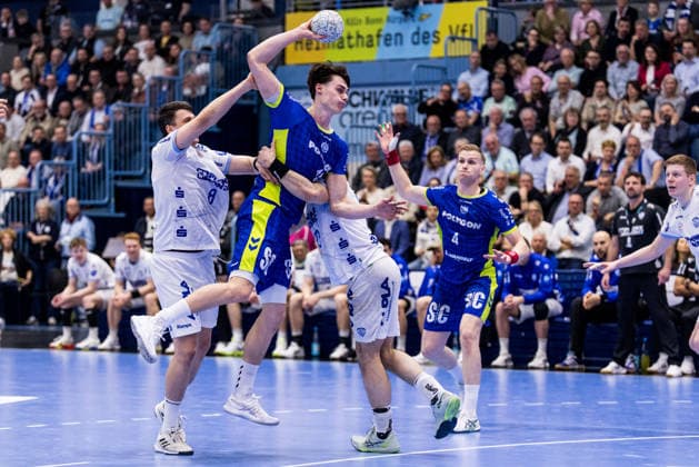 DAIKIN Handball Bundesliga VfL Gummersbach TBV Lemgo Lippe 05 03 2026 Frederik Simak TBV Lemgo Lippe, 8 , Miro Schluroff VfL Gummersbach, 15 in the throw DAIKIN Handball Bundesliga VfL Gummersbach TBV Lemgo Lippe Gummersbach, Schwalbe arena on 05 03 2026 Copyright: xBEAUTIFULxSPORTS Wunderlx