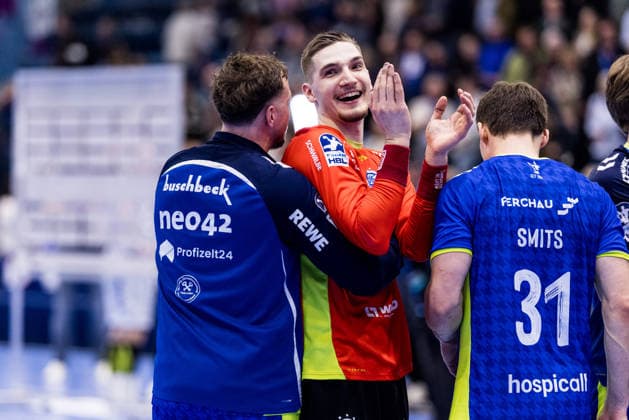 DAIKIN Handball Bundesliga VfL Gummersbach TBV Lemgo Lippe 05 03 2026 VfL Gummersbach players cheer after the important win against TBV Lemgo Lippe Kentin Mahe VfL Gummersbach, 22 hugs Dominik Kuzmanovic VfL Gummersbach, 1 DAIKIN Handball Bundesliga VfL Gummersbach TBV Lemgo Lippe Gummersbach, Schwalbe arena on 05 03 2026 Copyright: xBEAUTIFULxSPORTS Wunderlx