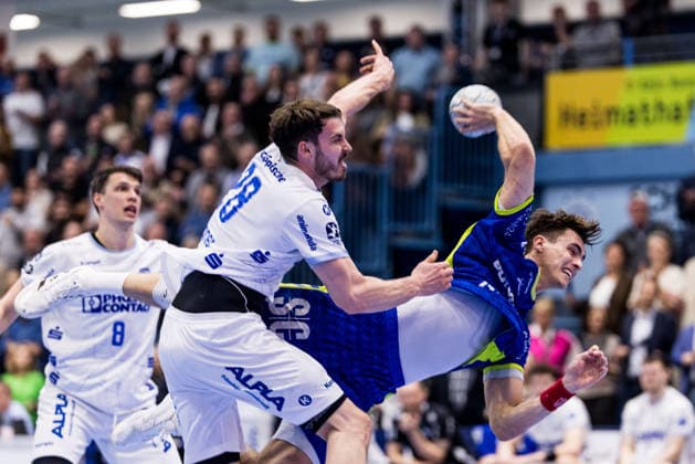 DAIKIN Handball Bundesliga VfL Gummersbach TBV Lemgo Lippe 05 03 2026 Julian Köster VfL Gummersbach, 7 throws his 500 Bundesliga goal, Tim Suton TBV Lemgo Lippe, 23 DAIKIN Handball Bundesliga VfL Gummersbach TBV Lemgo Lippe Gummersbach, Schwalbe arena on 05 03 2026 Copyright: xBEAUTIFULxSPORTS Wunderlx