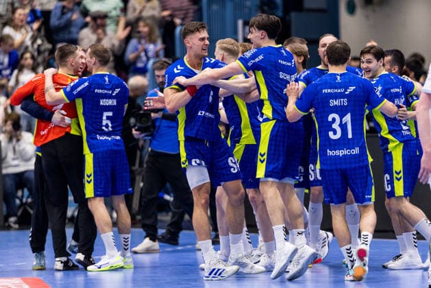 DAIKIN Handball Bundesliga VfL Gummersbach TBV Lemgo Lippe 05 03 2026 VfL Gummersbach players celebrate after the important win against TBV Lemgo Lippe Stepan Zeman VfL Gummersbach, 66 , Miro Schluroff VfL Gummersbach, 15 DAIKIN Handball Bundesliga VfL Gummersbach TBV Lemgo Lippe Gummersbach, Schwalbe arena on 05 03 2026 Copyright: xBEAUTIFULxSPORTS Wunderlx