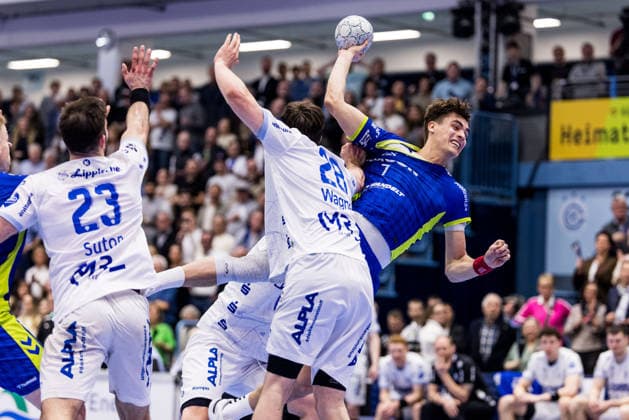 DAIKIN Handball-Bundesliga VfL Gummersbach - TBV Lemgo Lippe; 05.03.2026 Tim Suton (TBV Lemgo Lippe, 23), Hendrik Wagner (TBV Lemgo Lippe, 28), Julian Köster (VfL Gummersbach, 7) im Wurf DAIKIN Handball-Bundesliga VfL Gummersbach - TBV Lemgo Lippe; Gummersbach, Schwalbe arena am 05.03.2026 *** DAIKIN Handball Bundesliga VfL Gummersbach TBV Lemgo Lippe 05 03 2026 Tim Suton TBV Lemgo Lippe, 23 , Hendrik Wagner TBV Lemgo Lippe, 28 , Julian Köster VfL Gummersbach, 7 in the throw DAIKIN Handball Bundesliga VfL Gummersbach TBV Lemgo Lippe Gummersbach, Schwalbe arena on 05 03 2026 Copyright: xBEAUTIFULxSPORTS Wunderlx